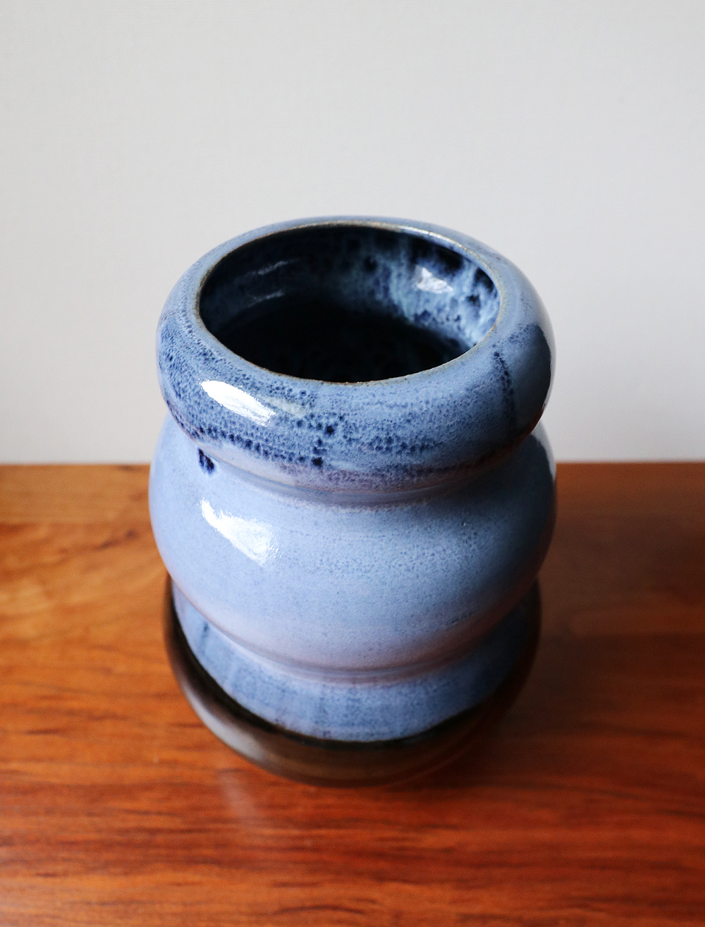 blue-on-black-vase-isometric