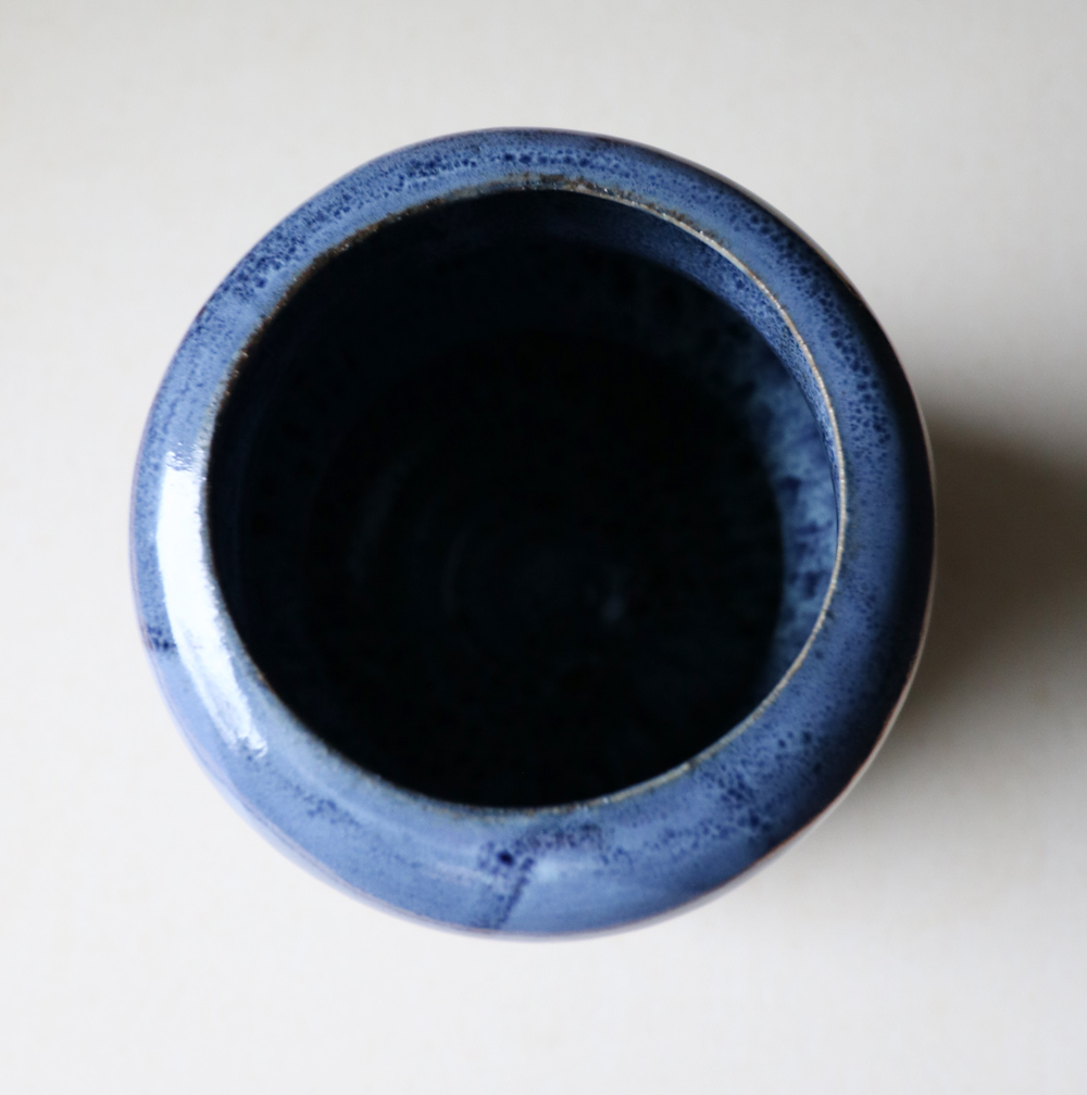 blue-on-black-vase-top-down