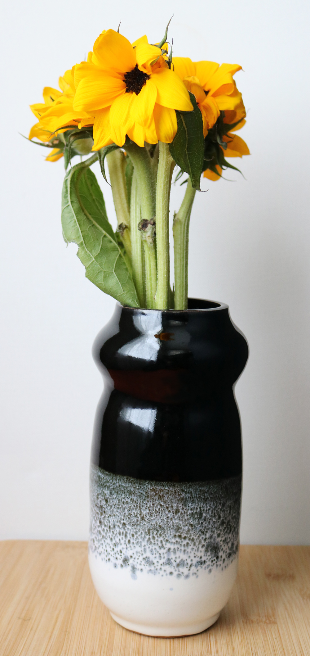 black-white-vase-tall-flowers2